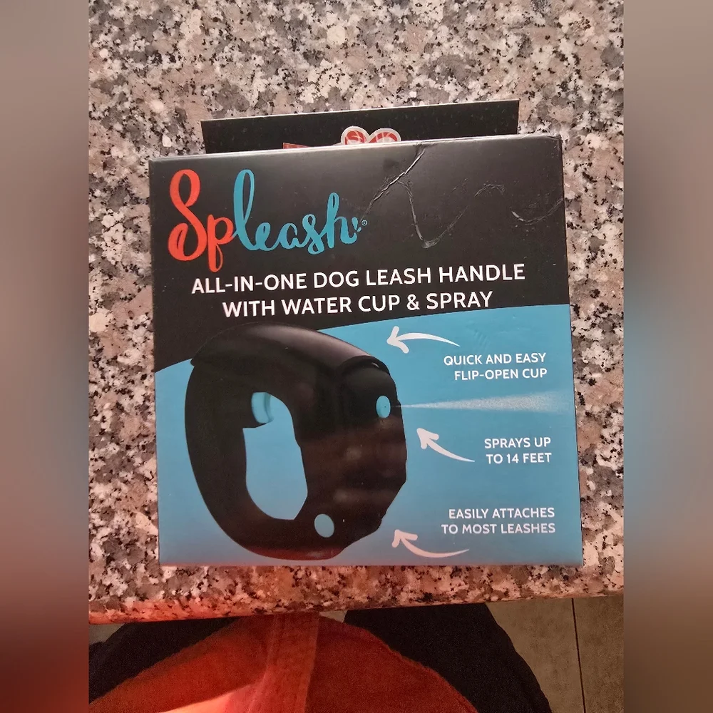 Spleash All-In-One Dog Leash Handle With Water Cup & Spray Brand New In Box